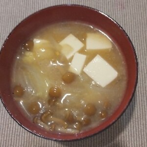 なめこと豆腐と玉ねぎのお味噌汁